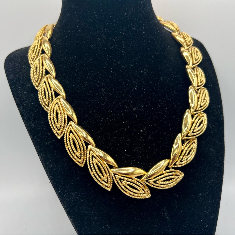 Vintage gold tone leafy cutout collar necklace choker 14” - 17” 1980s - Picture 3 of 8